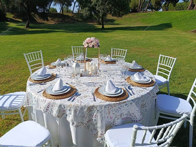 Mesa vestida con cubre mantel y caminos modelo Roma