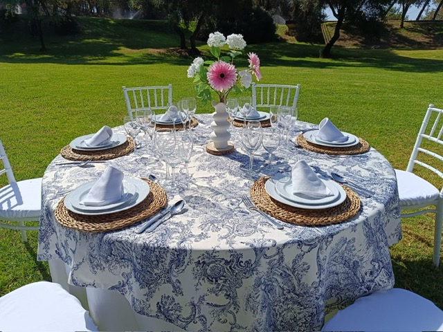 Mesa vestida con cubre cartujano azul para un evento