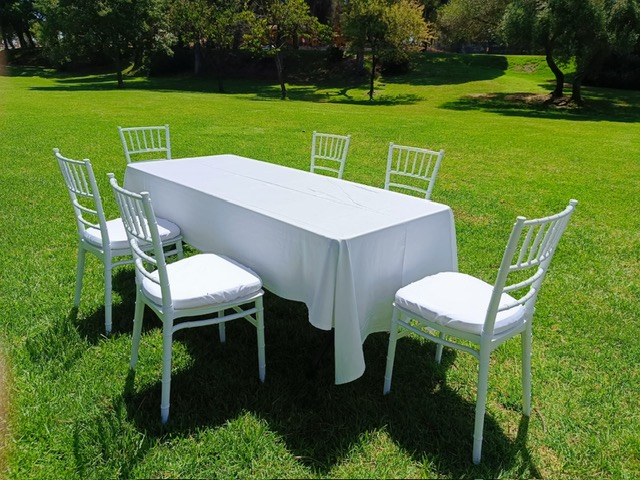 Tira de mantel blanca sobre mesa rectangular